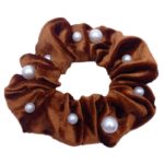 SCRUNCHIE - ΣΟΥΡΑ ΜΑΛΛΙΩΝ βελούδινο με πέρλες - ταμπά